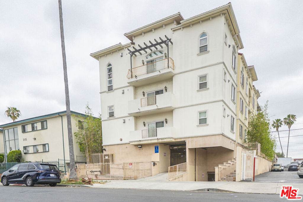 309 Mariposa Avenue - Photo 1