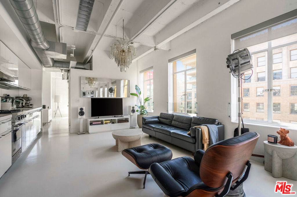 6253 Hollywood Boulevard - Photo 1