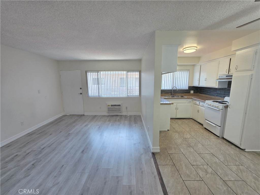 15436 Vanowen - Photo 1