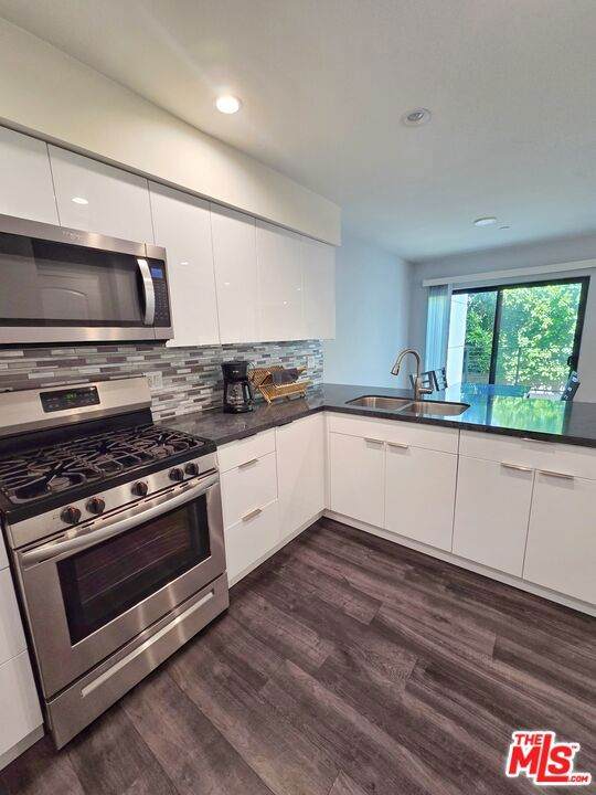 2651 S Hobart Blvd - Photo 1
