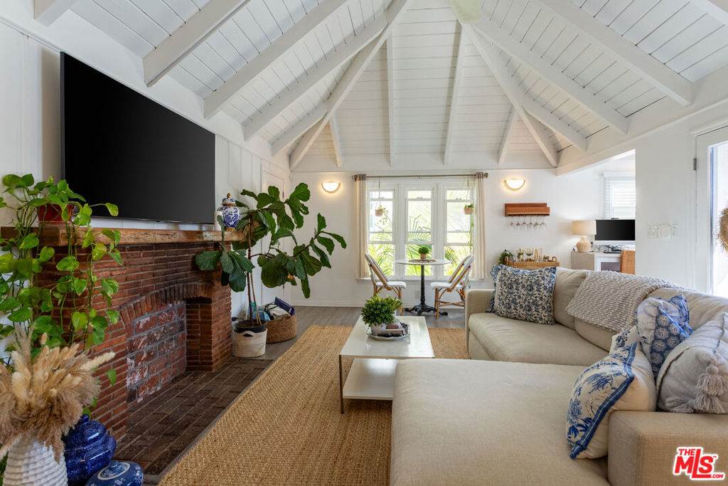 444 Roxbury Drive - Photo 1