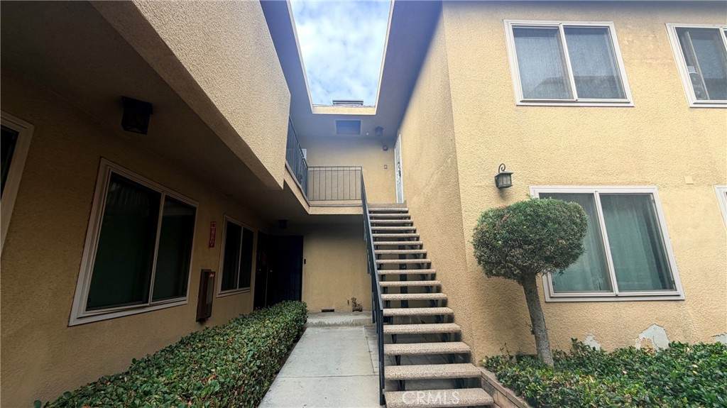 110 Hillcrest - Photo 1