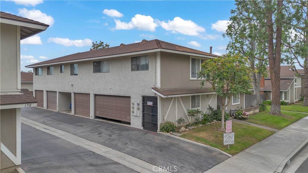 174 W Grove Street - Photo 1