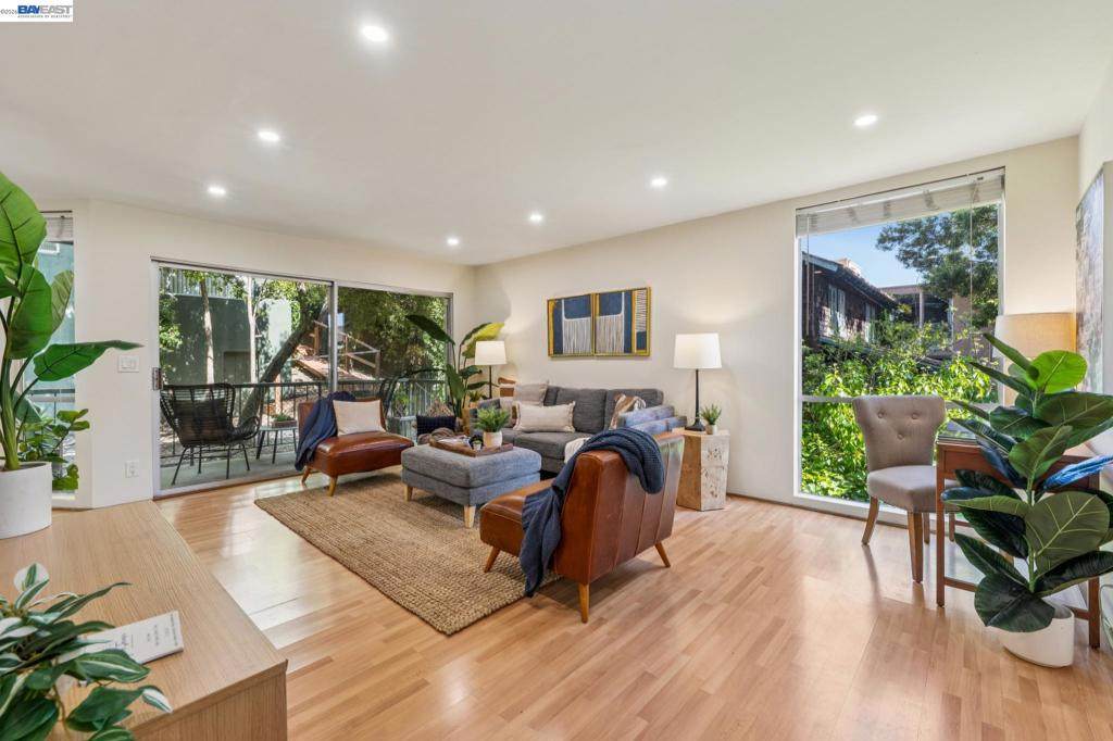 2700 Le Conte Ave - Photo 1
