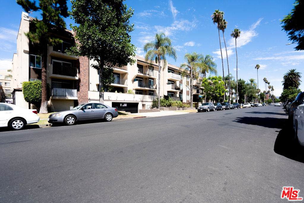 433 Manhattan Place - Photo 1