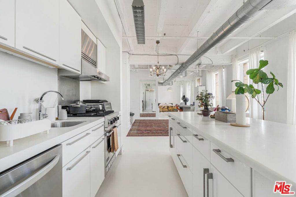 6253 Hollywood Boulevard - Photo 1