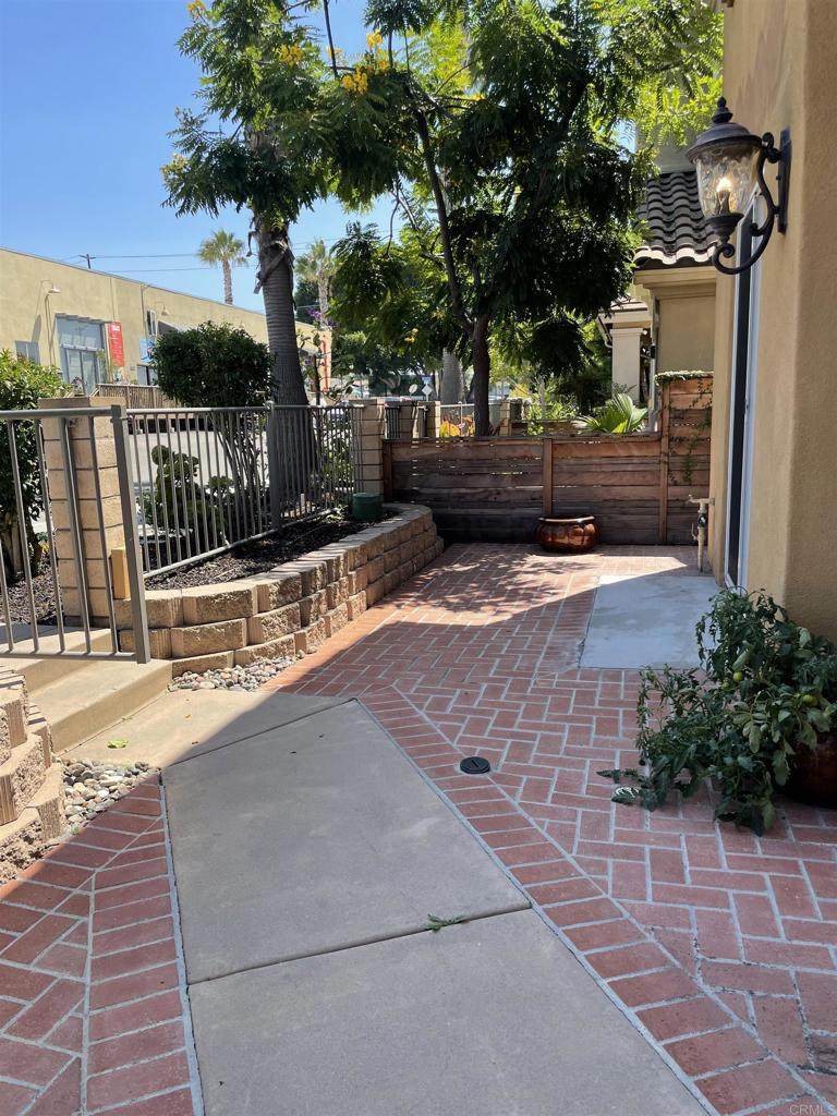 415 Cedros - Photo 1