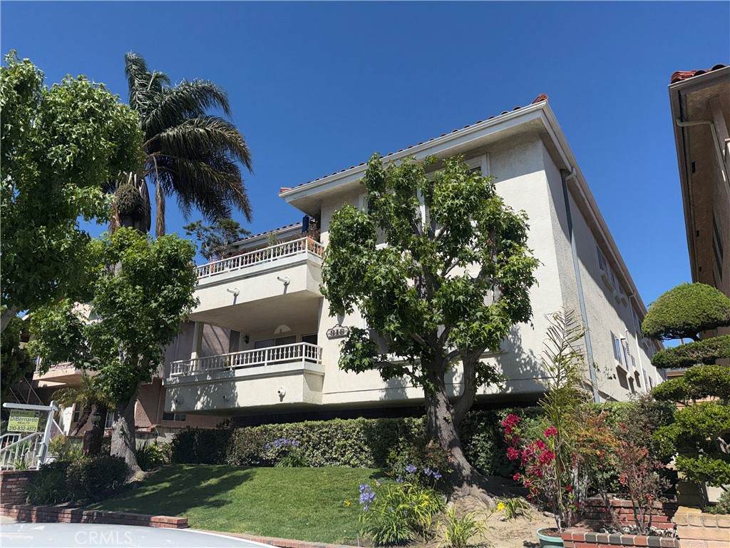 818 Averill - Photo 1
