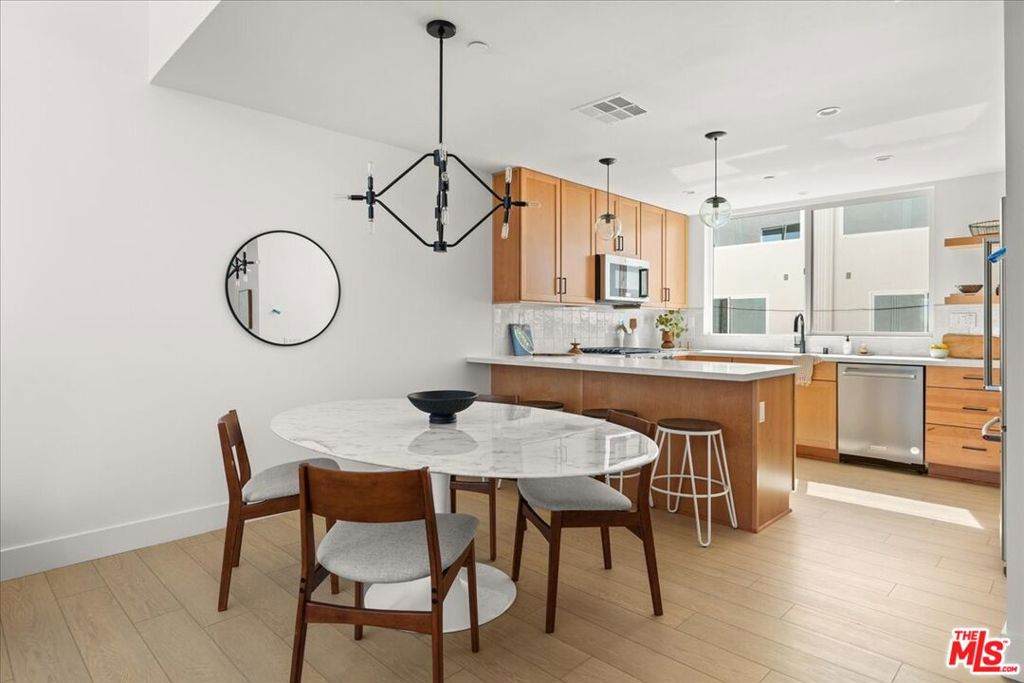11212 Victory Boulevard - Photo 1