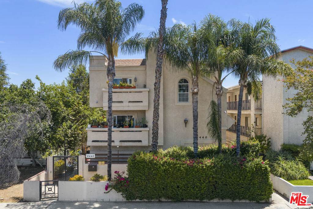 6440 Balboa Boulevard - Photo 1