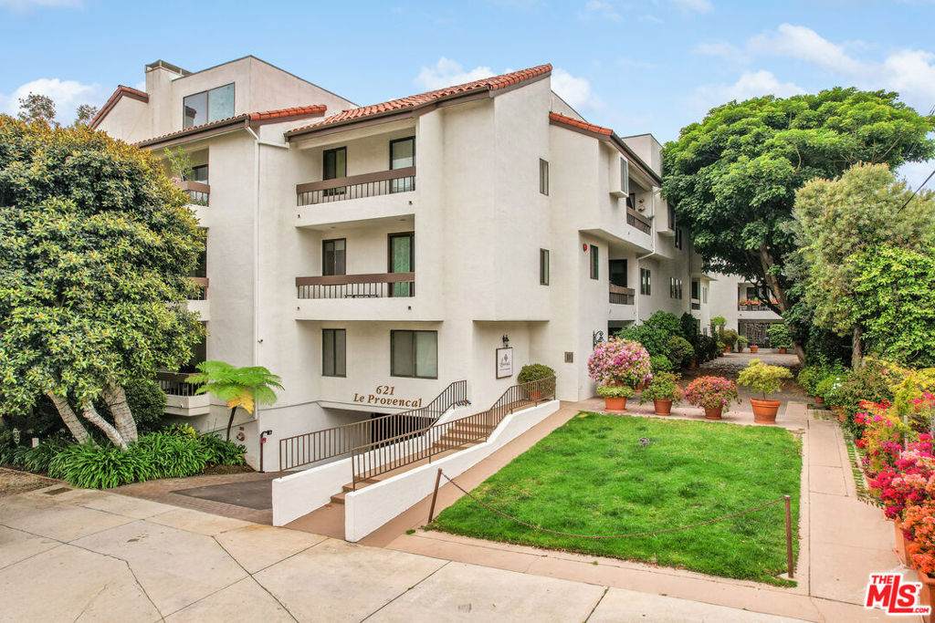 621 Barrington Avenue - Photo 1