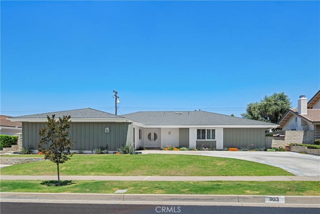 933 Boxwood Avenue - Photo 1