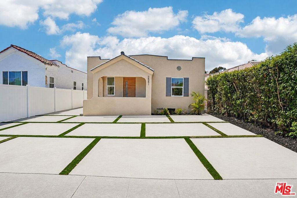 2541 Carmona Avenue - Photo 1