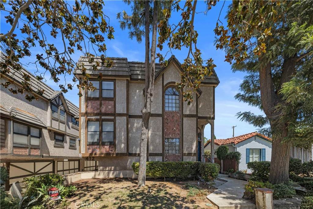 412 Bushnell - Photo 1