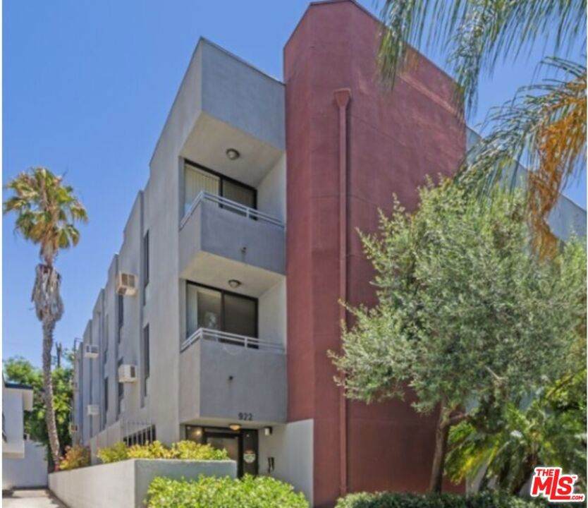 922 Hudson Avenue - Photo 1