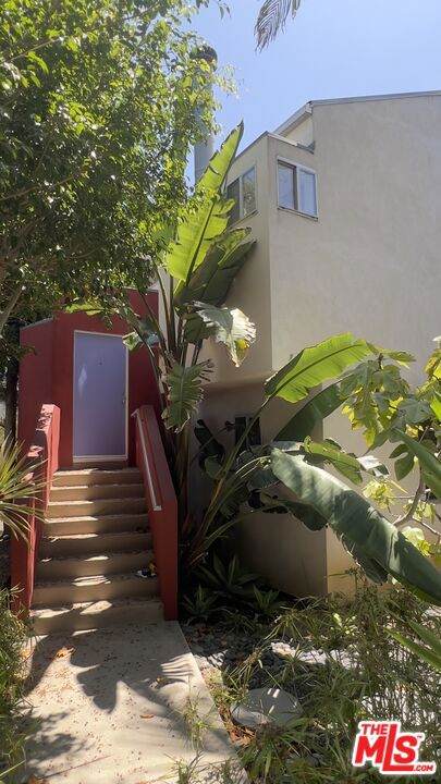 656 Angelus Place - Photo 1