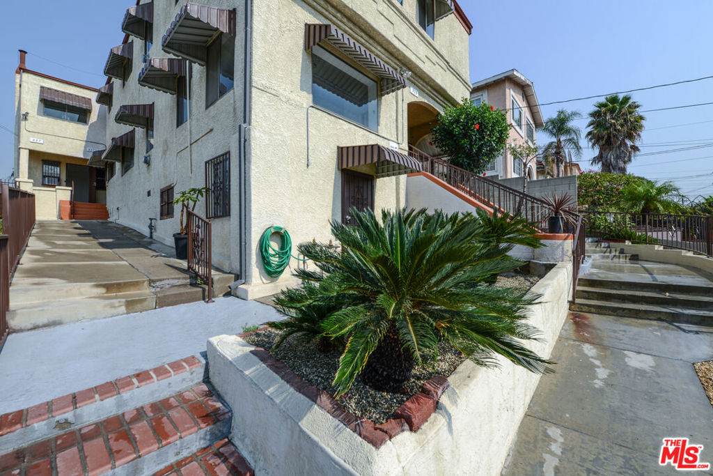 527 Cummings Street - Photo 1