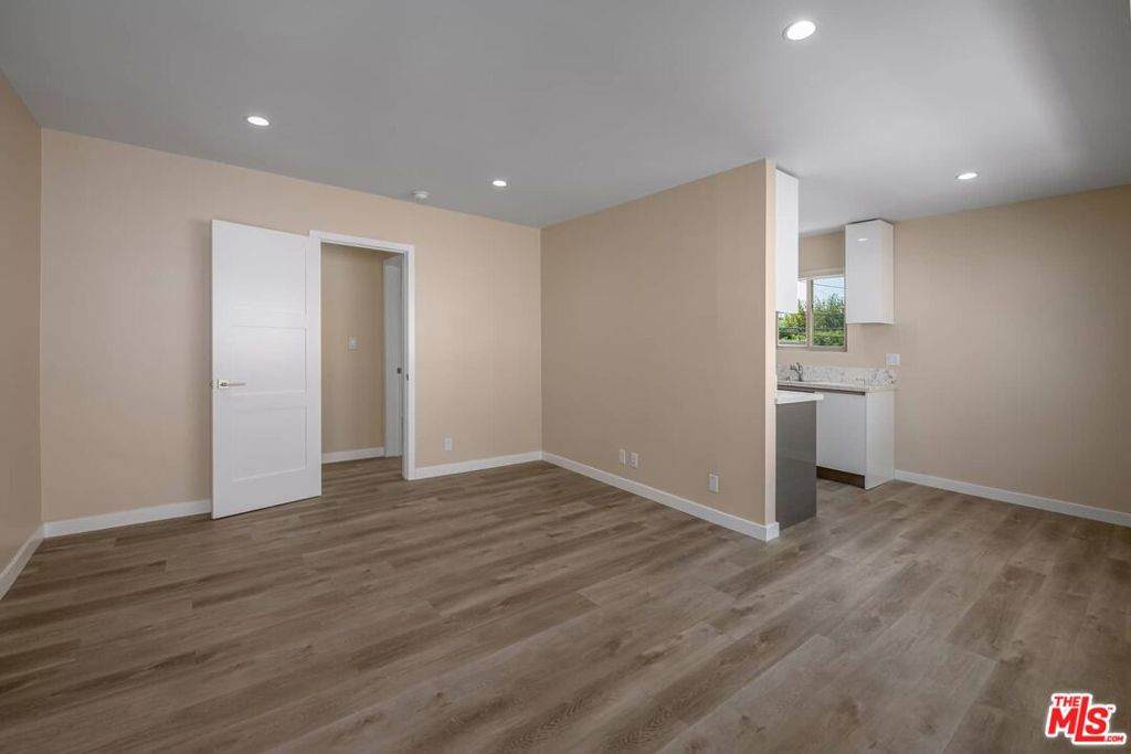 1553 Saltair Avenue - Photo 1