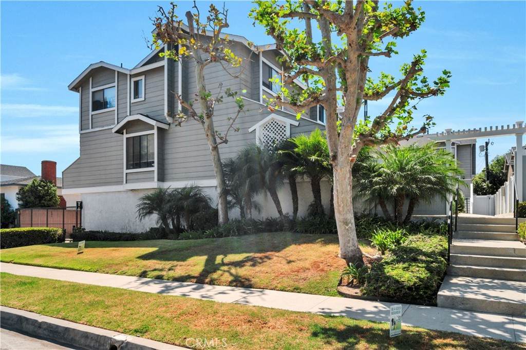 2721 Gramercy Avenue - Photo 1