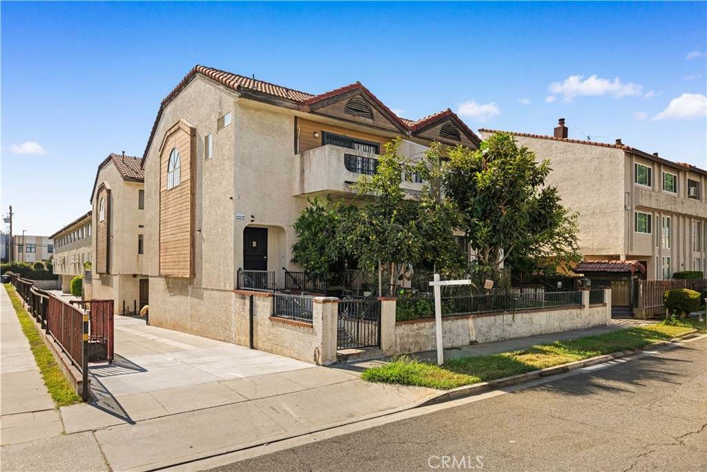 317 Lincoln Street - Photo 1