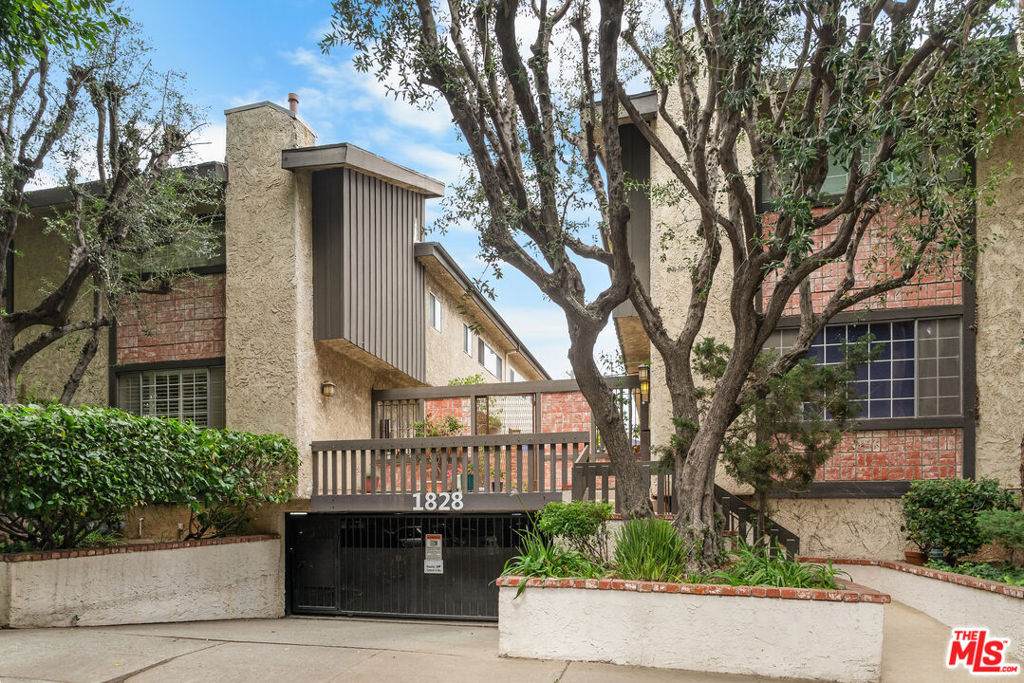 1828 Barry Avenue - Photo 1