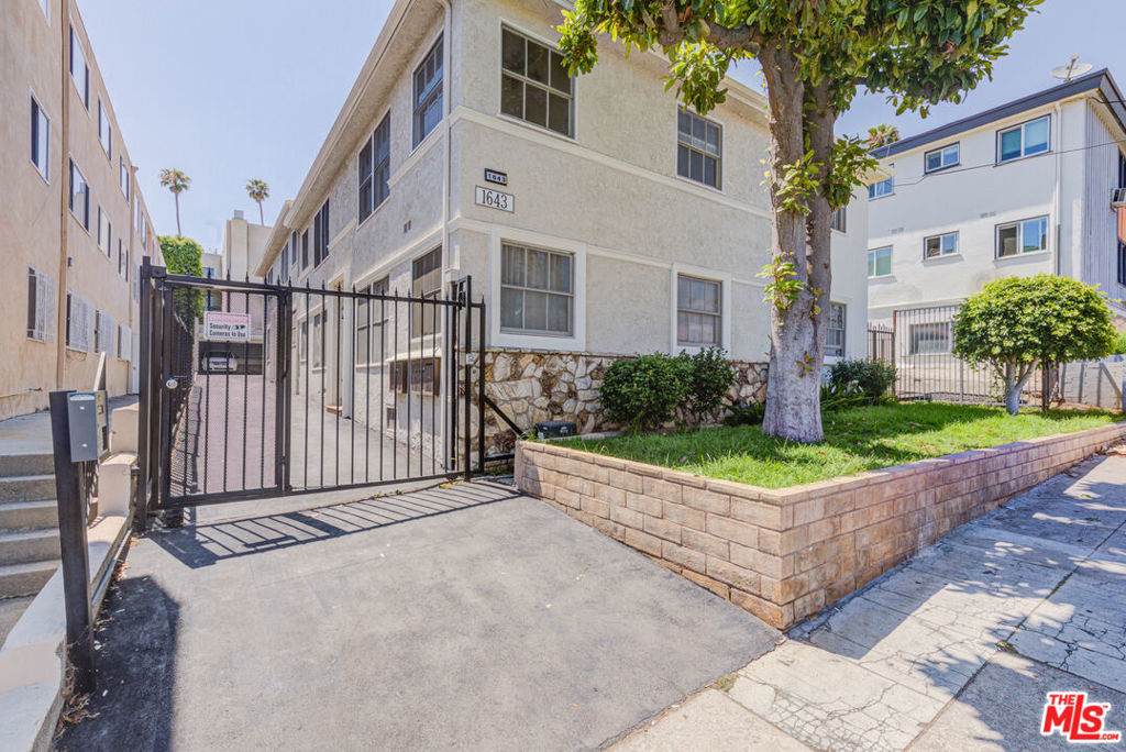 1643 Formosa Avenue - Photo 1