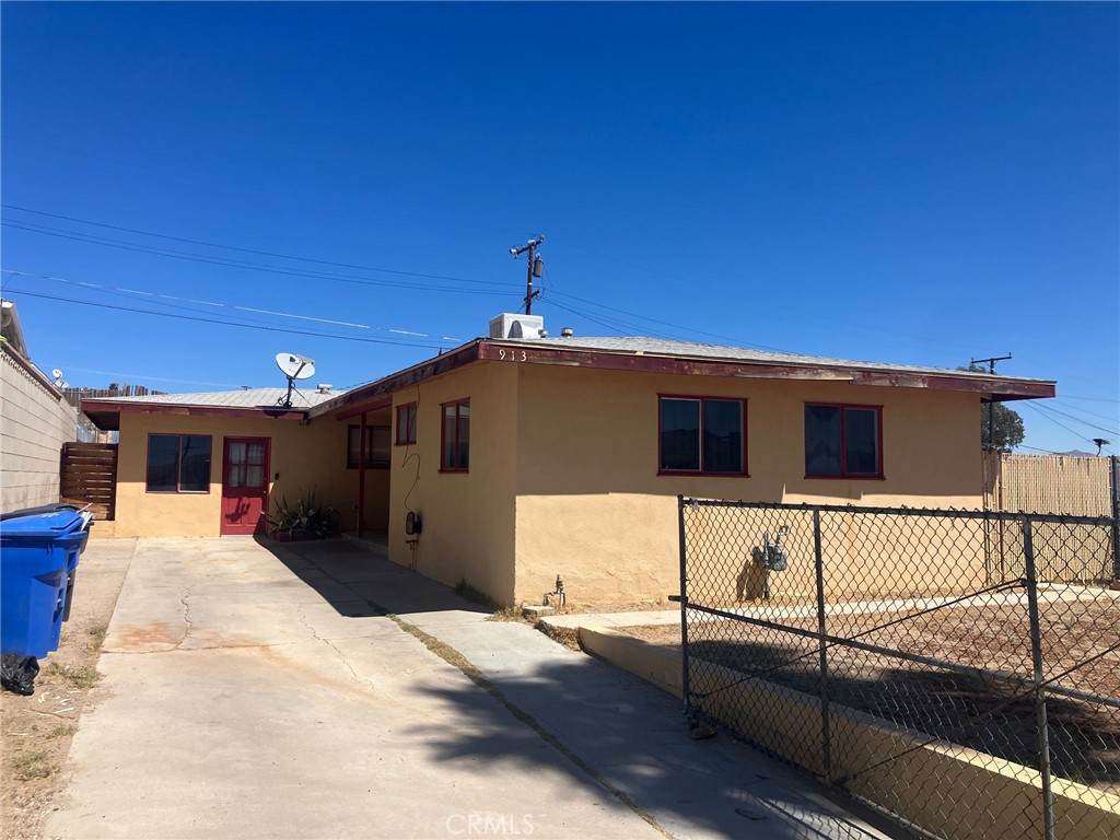 913 Elizabeth - Photo 1