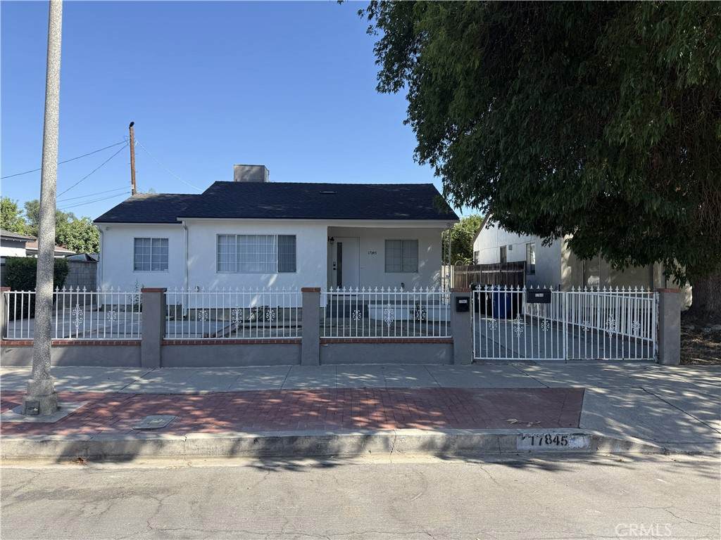 17843 Victory Blvd - Photo 1