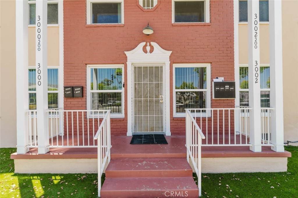 3002 Victory Boulevard - Photo 1