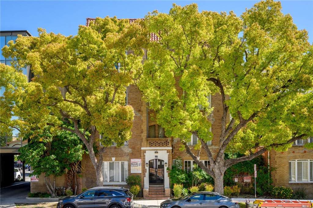 228 Kenwood Street - Photo 1