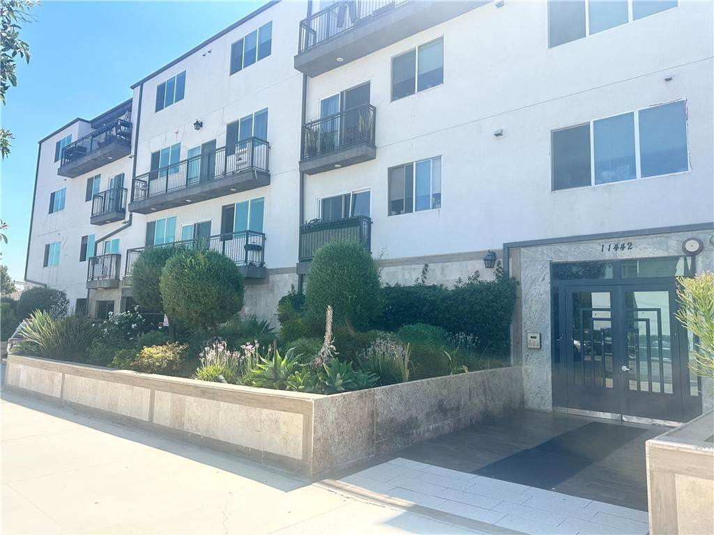 11442 Victory Boulevard - Photo 1