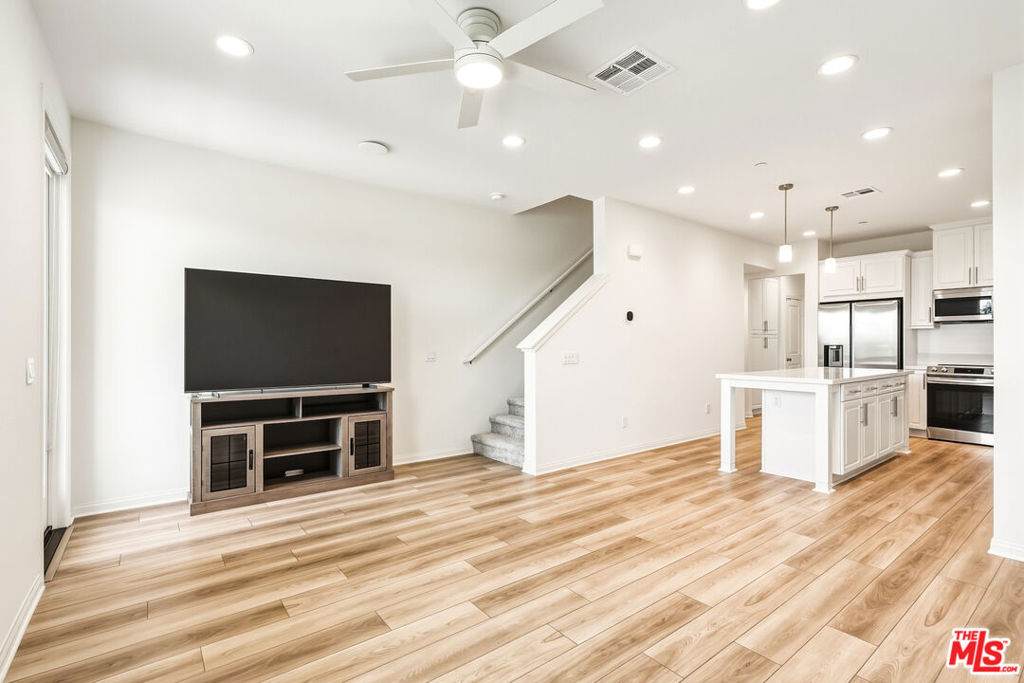 1095 Harbor Blvd - Photo 1