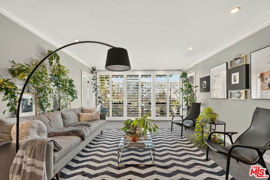 289 Barrington Avenue - Photo 1