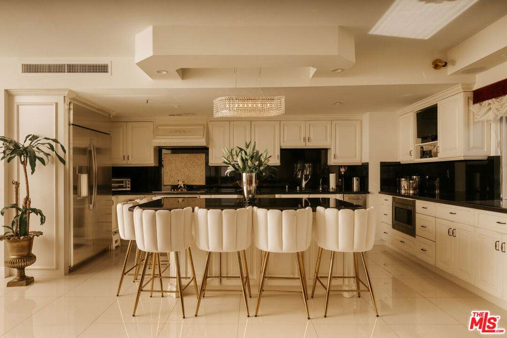 10450 Wilshire Boulevard - Photo 1