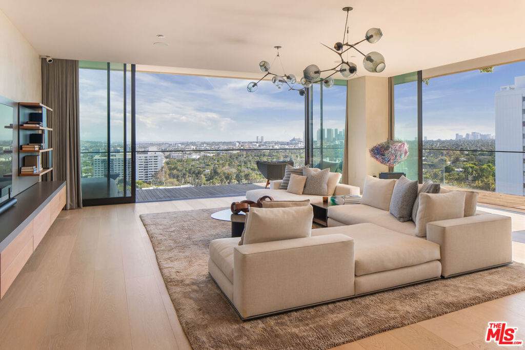 9040 Sunset Boulevard - Photo 1
