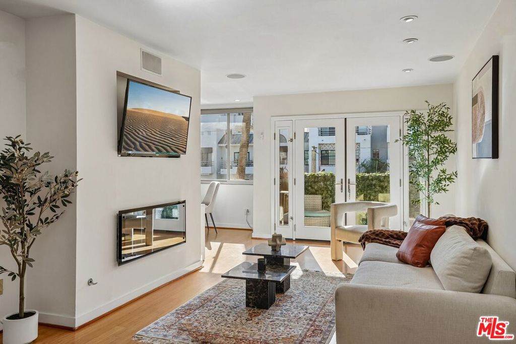1124 La Cienega Boulevard - Photo 1