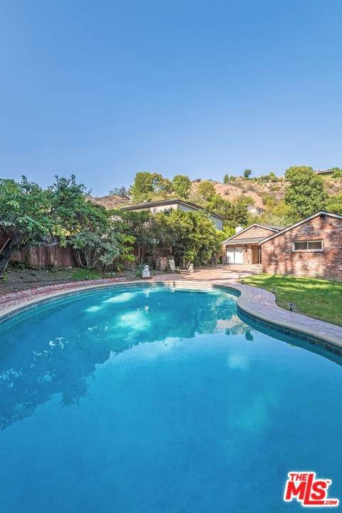 1661 Roscomare Road - Photo 1