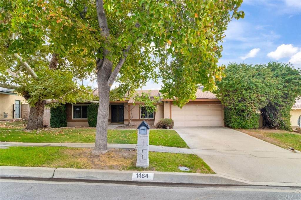 1484 Victoria Avenue - Photo 1