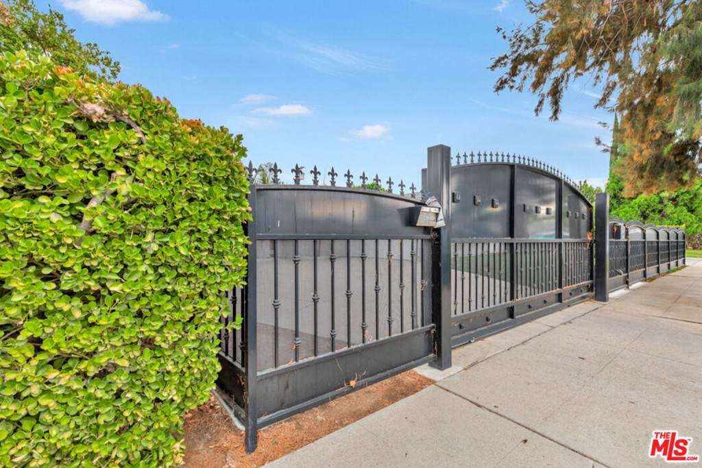 6620 Moorcroft Avenue - Photo 1