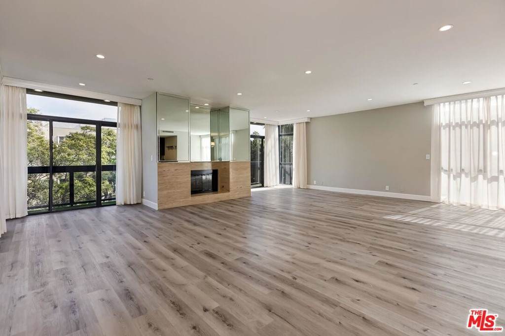 323 Palm Drive - Photo 1