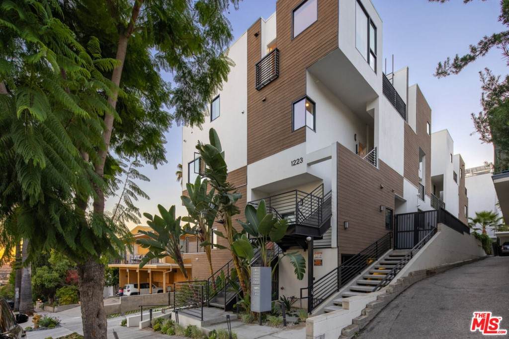 1223 Larrabee Street - Photo 1