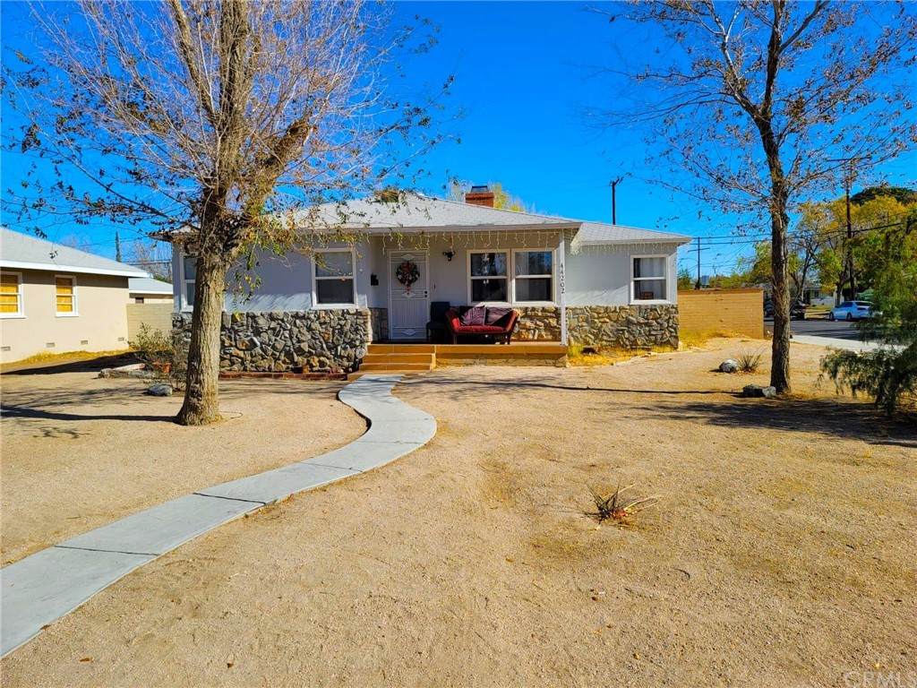 44202 Elm Avenue - Photo 1