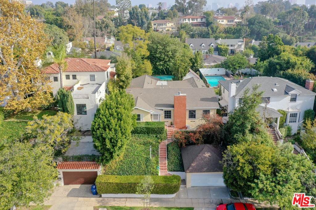 424 Bentley Avenue - Photo 1
