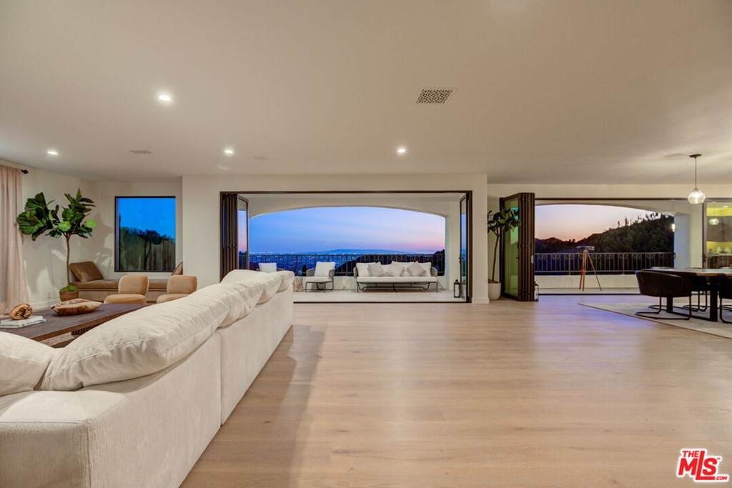 7212 Mulholland Drive - Photo 1