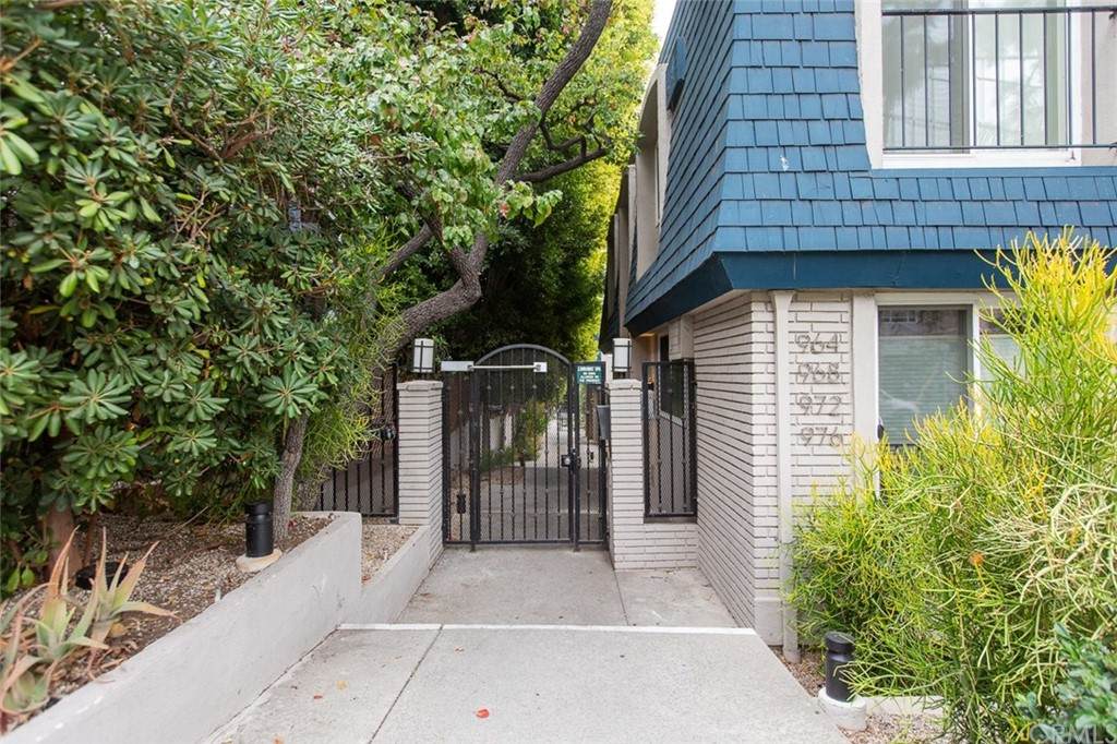 964 Larrabee Street - Photo 1