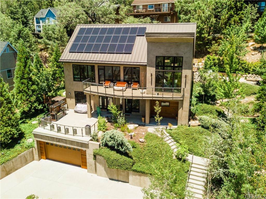 748 Brentwood Drive - Photo 1
