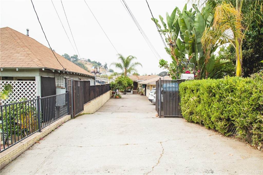 3514 Whiteside Street - Photo 1