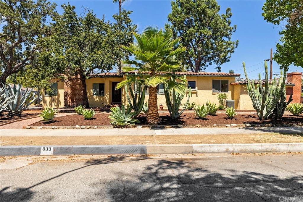 833 Palm Drive - Photo 1
