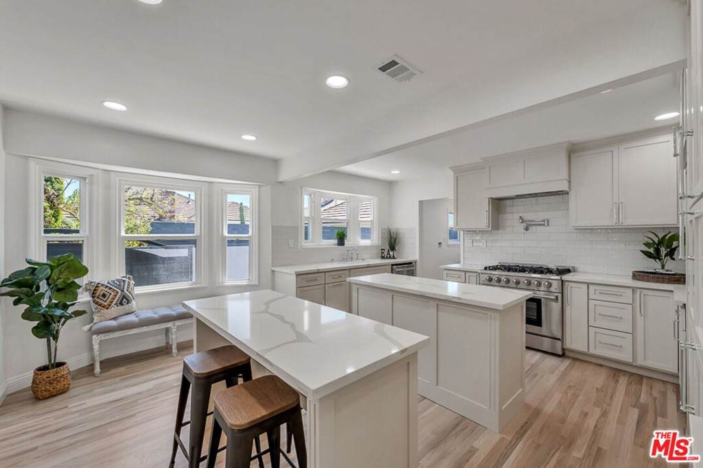 3683 Aureola Boulevard - Photo 1