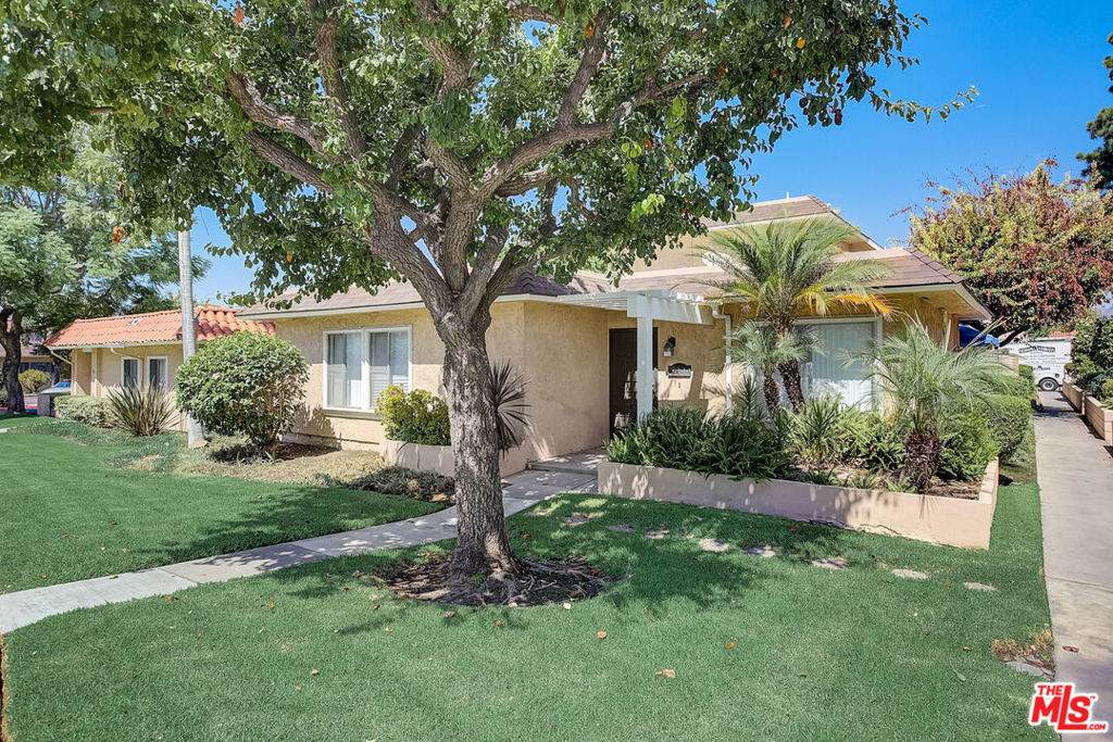 911 Las Lomas Drive - Photo 1